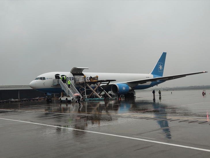 4月6日,马士基从杭州飞往美国芝加哥的货机正在装货 图片来源:企业供