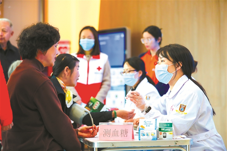 近日，在浙江省德清县武康街道吉祥社区，社区卫生院的医护人员免费为社区居民测血糖。