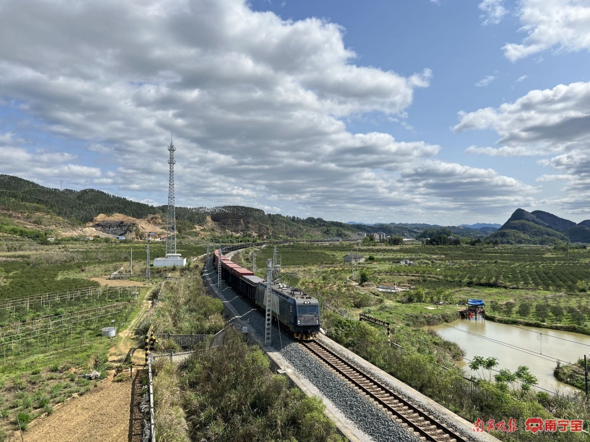 货物列车行驶在焦柳铁路上.通讯员 &nbsp;杨靖育 &nbsp;摄