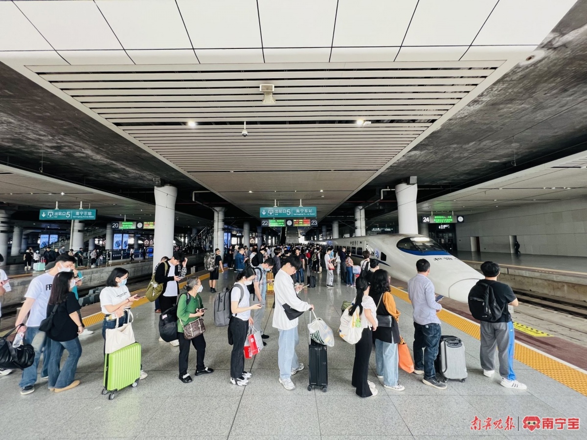 南宁东站站台旅客排队上车 &nbsp;记者 宋延康 摄