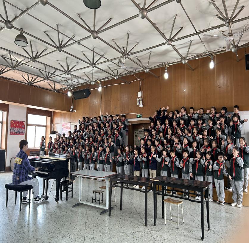 孩子们在排练室愉快地歌唱(央视网王莉莉 摄影)