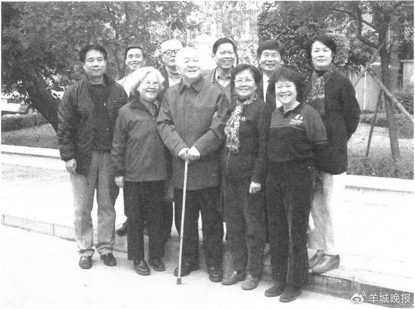 2003年1月8日，端木正教授（前排居中）与夫人姜凝女士和外语系法四班（1967届）部分同学合影
