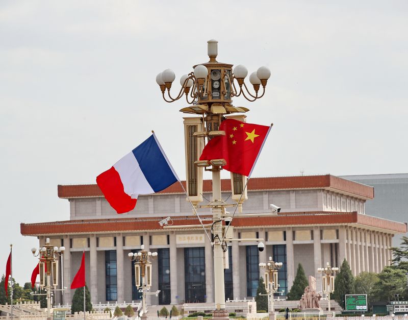 4月6日,北京,天安门广场悬挂中国和法国两国国旗,欢迎法国总统