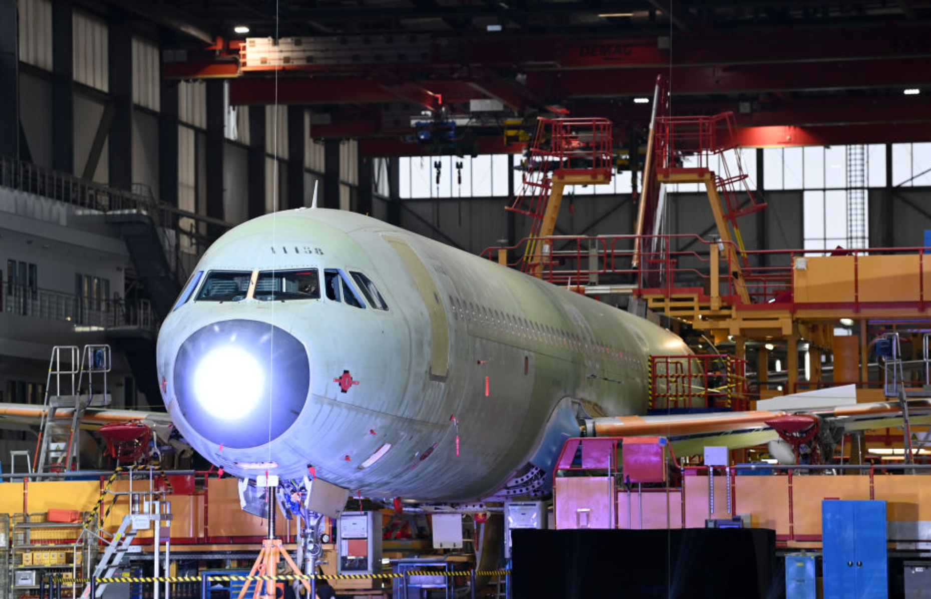 2022年11月9日,在空客天津总装线,其首架空客a321飞机上线开始总装.