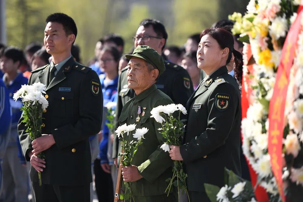 在山东省临沂市郯城县革命烈士陵园,各界人士在革命烈士纪念碑前缅怀