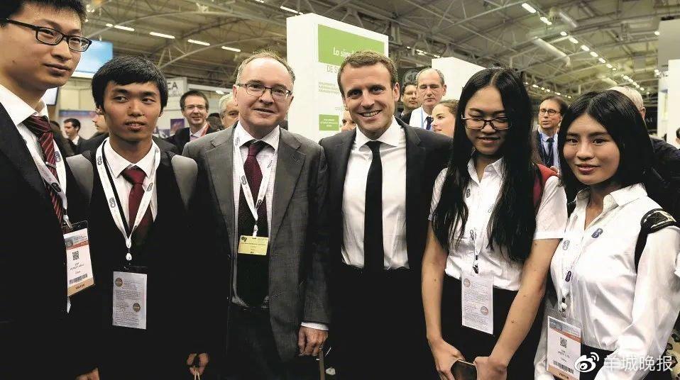 2016年中法核学生在法国参加世界核能展与马克龙先生合影