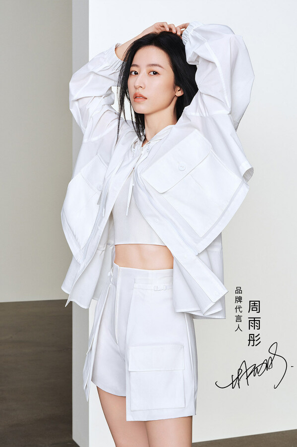 女装品牌OVV官宣代言人周雨彤,传达无需费力的时尚态度|周雨彤|穿搭_新浪新闻