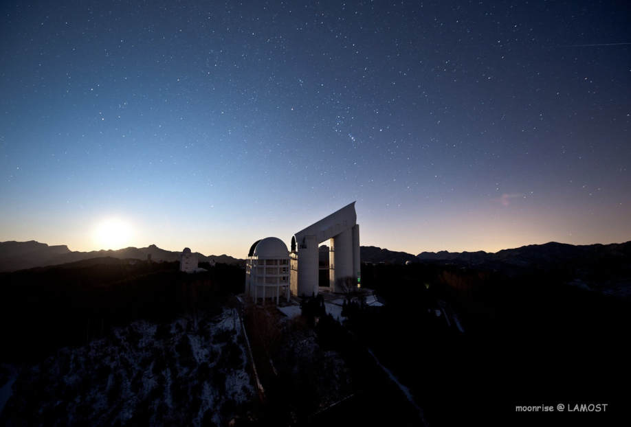位于河北兴隆国家天文台观测站的郭守敬望远镜(lamost).