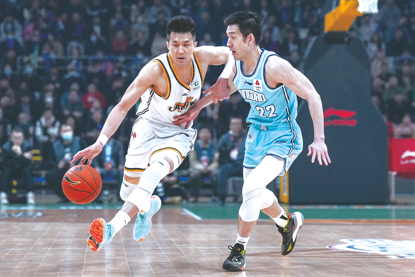 &nbsp;&nbsp;&nbsp;&nbsp;4月5日,辽宁本钢队球员郭艾伦(左)在比赛中