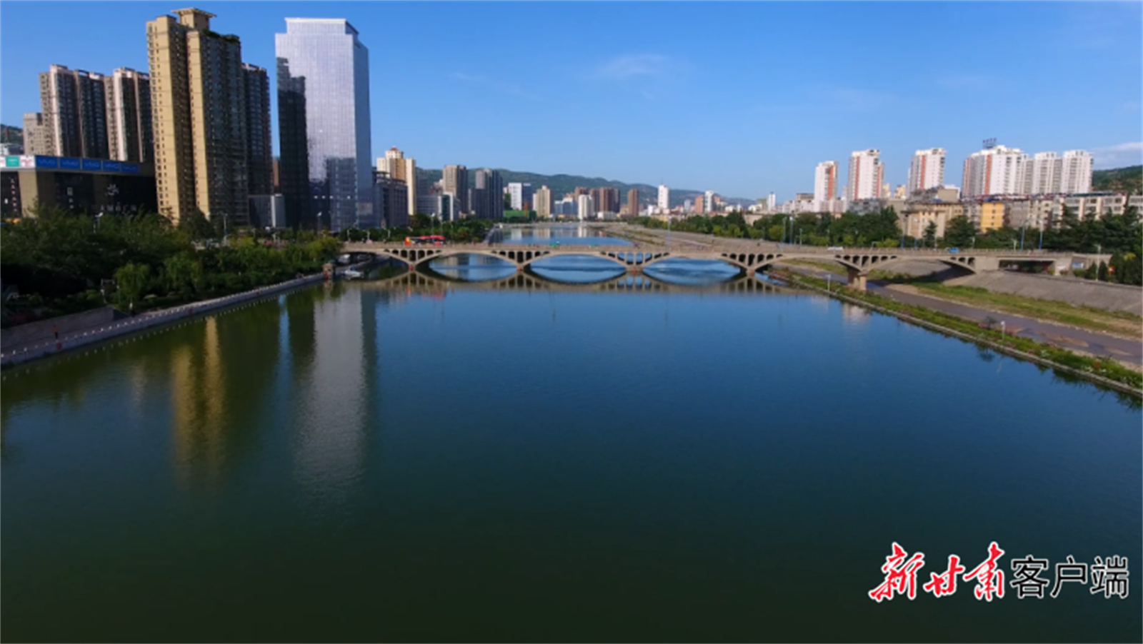 白永萍四月的天水,阳光明媚,绿树婆娑,漫步在藉河风情线上,花香四溢