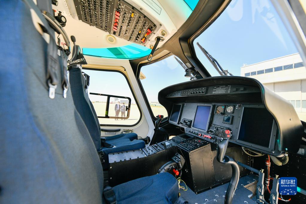 天津直升机有限责任公司停机坪拍摄的"吉祥鸟"ac332直升机机舱内景