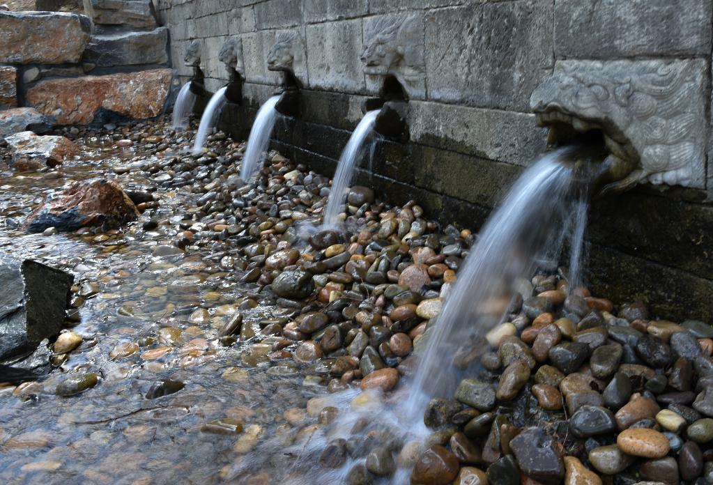大运河源头遗址公园里九龙池的出水口.新华社记者陈钟昊 摄