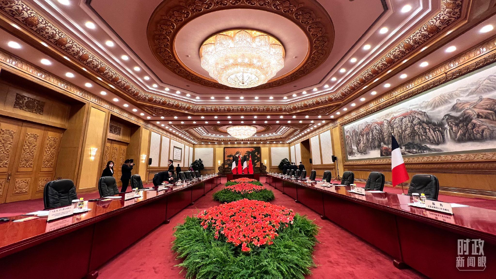 △中法两国元首举行会谈前的现场。（总台央视记者张洛嘉拍摄）