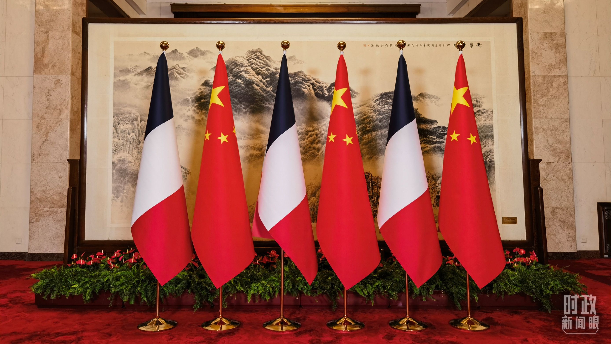 △习主席和马克龙在这里握手合影。（总台央视记者周志国拍摄）