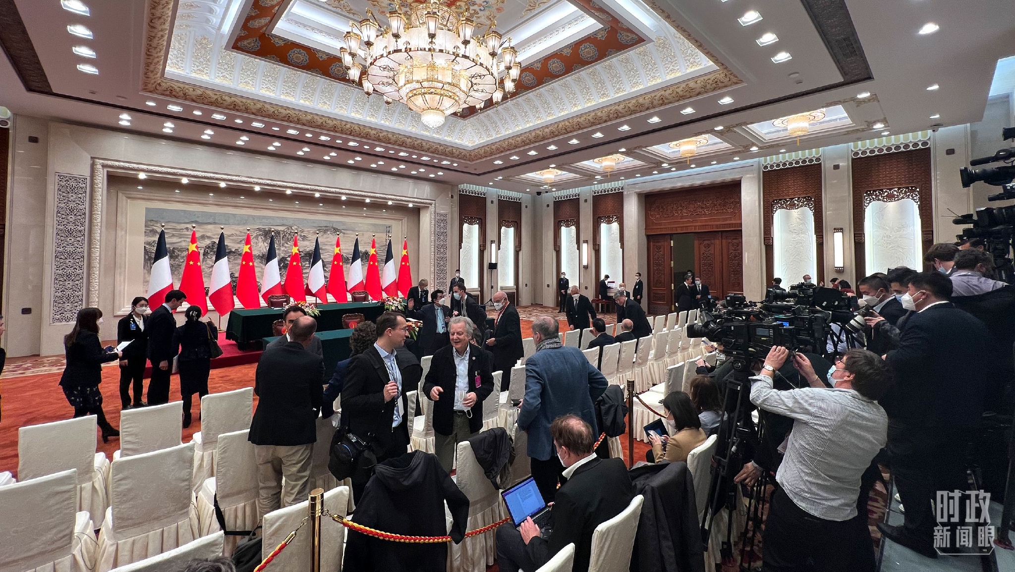 △现场等待中法两国元首共同会见的中外记者。（总台央视记者张洛嘉拍摄）