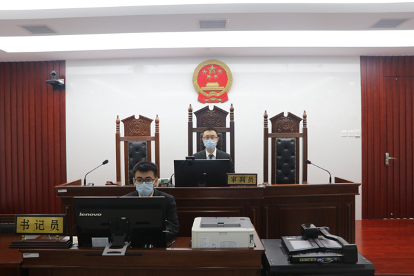 图为北京二中院法官正在开庭审理案件.