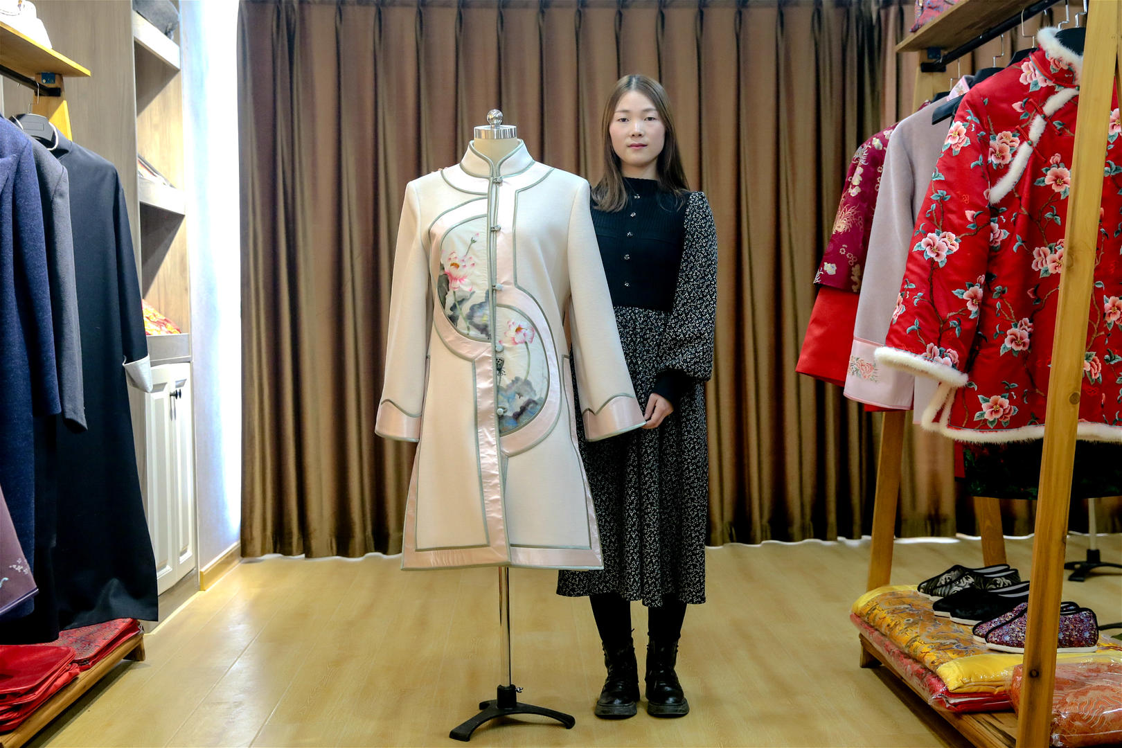 2020年12月21日，河南郑州，任赛男展示寿衣。图据IC photo