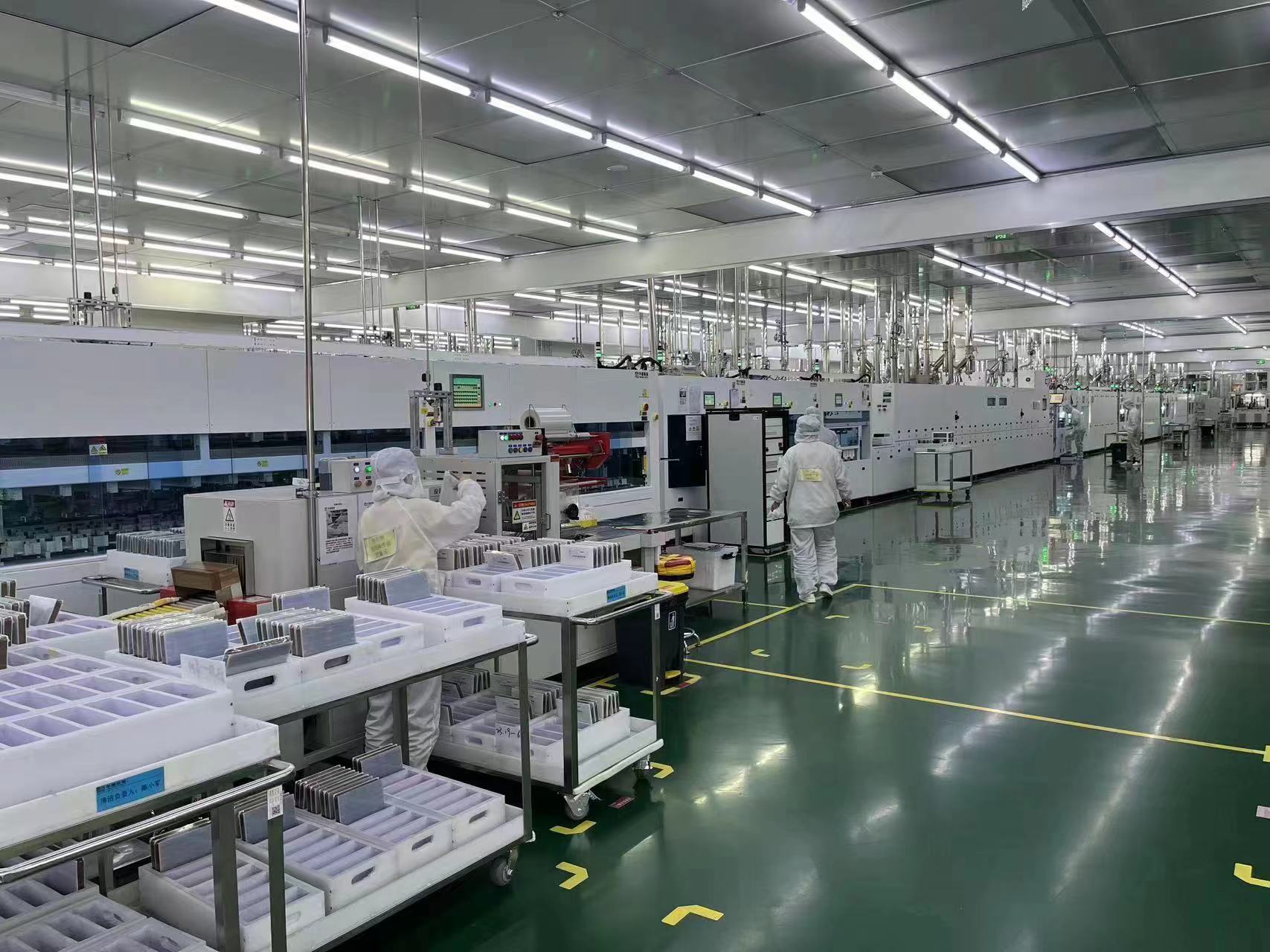 平煤隆基新能源科技有限公司明亮整洁的现代化生产厂房.陈高龙摄