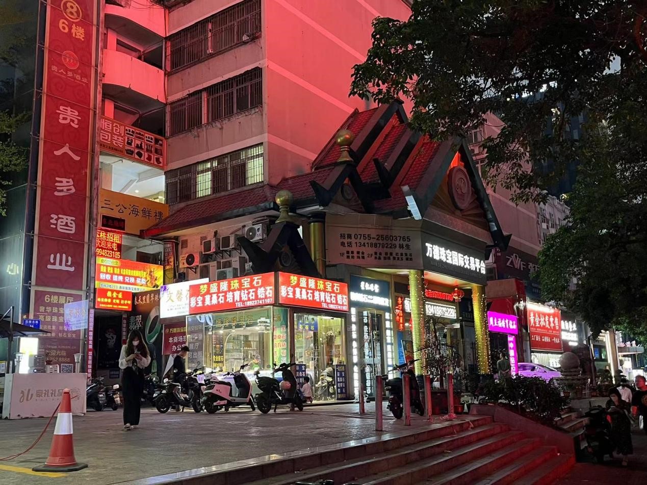 （深圳水贝一角，财联社记者摄）