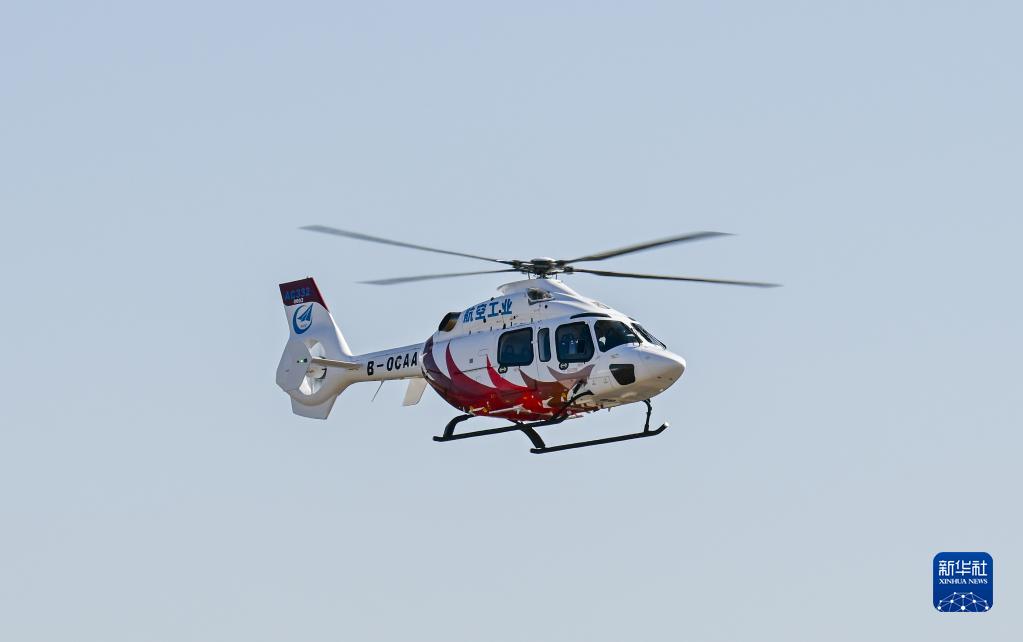 4月7日,在航空工业天津直升机有限责任公司,"吉祥鸟"ac332直升机进行