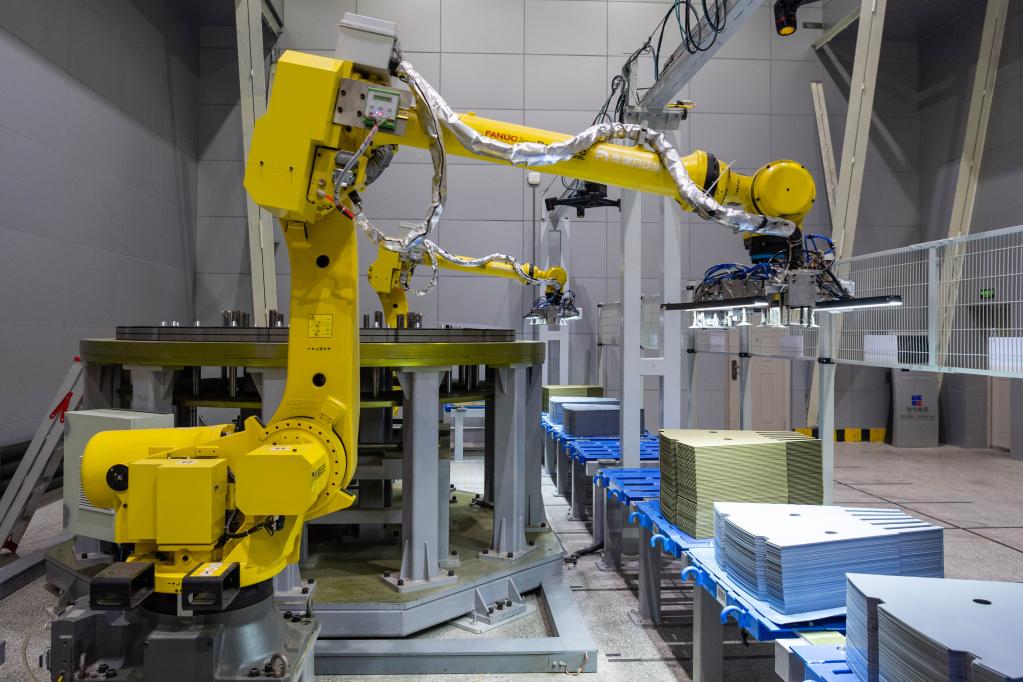 3月29日,在哈电集团哈尔滨电机厂有限责任公司的生产车间,智能叠片