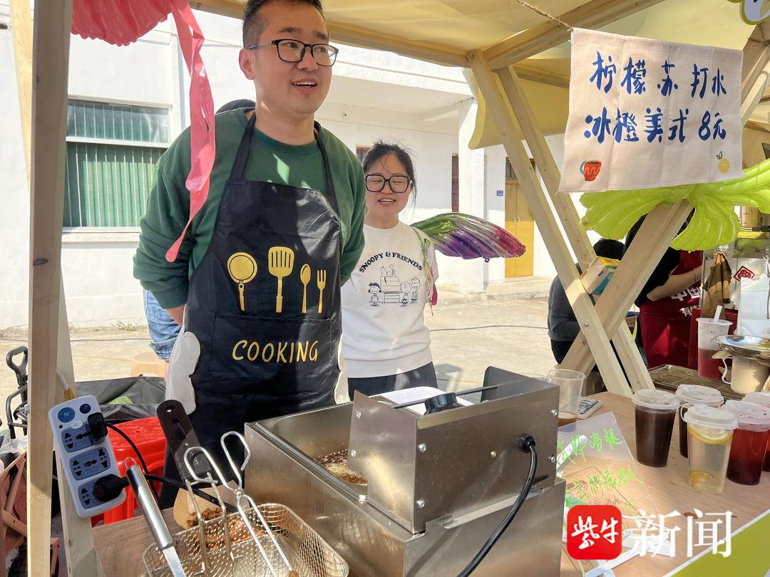 乡村集市给年轻人带来创业机会。薄云峰 摄