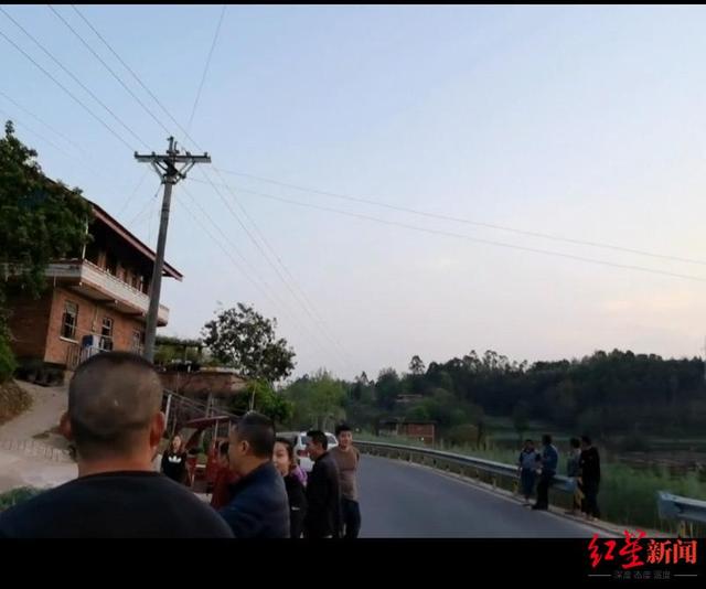 男子骑车下班被拦路光纤线割喉,当地警方已介入调查