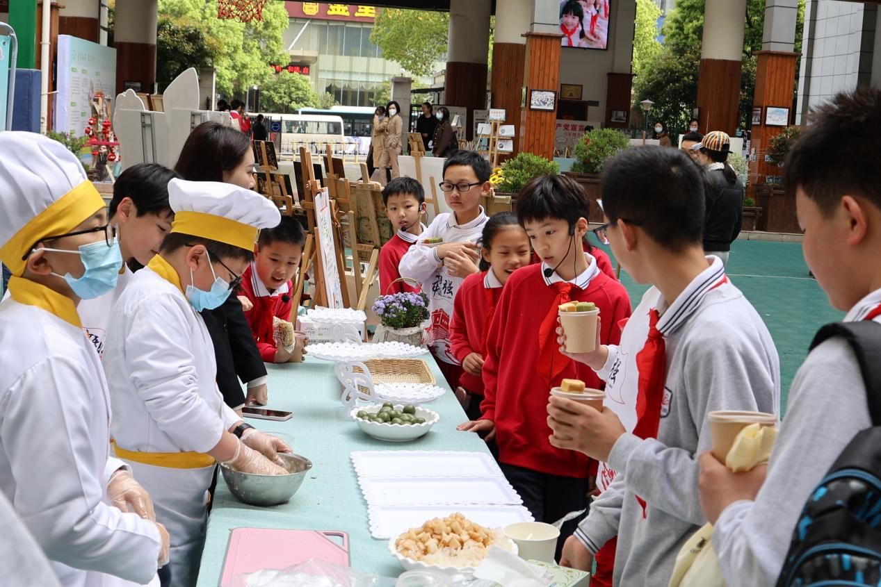 (图为长沙市芙蓉区大同小学的孩子们在制作节气美食)