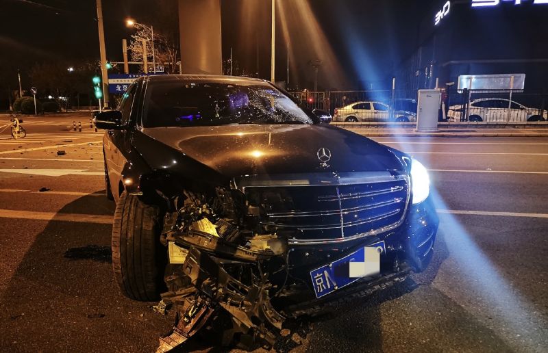 事故现场的受损机动车,事发后司机不知去向.北京公交警方供图