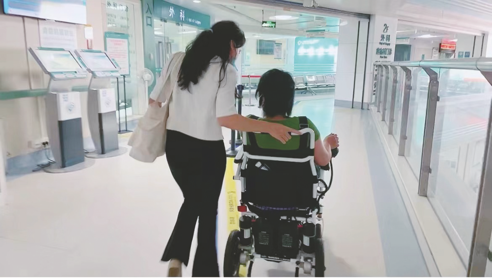 &nbsp;&nbsp;&nbsp;&nbsp;陪诊员细心陪伴患者去看病 (受访者供图)