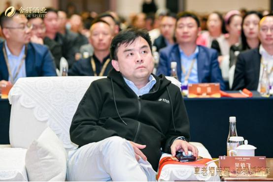 　　豫园股份副总裁、复豫酒业董事长兼CEO、四川沱牌舍得集团董事长吴毅飞