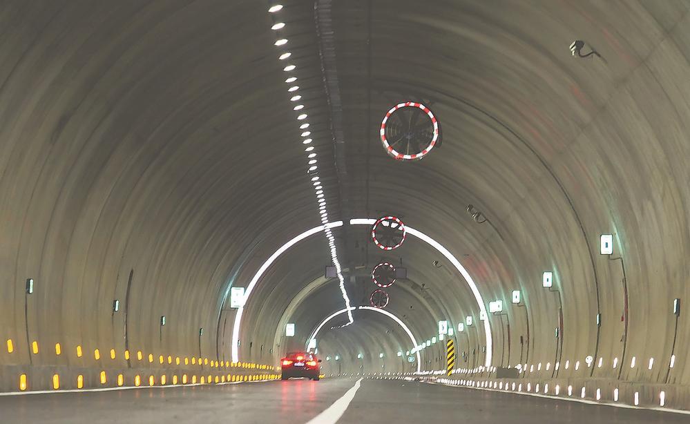 厦沙高速龙岭隧道内，众多设备保障车辆安全通行。 周昌柱 摄