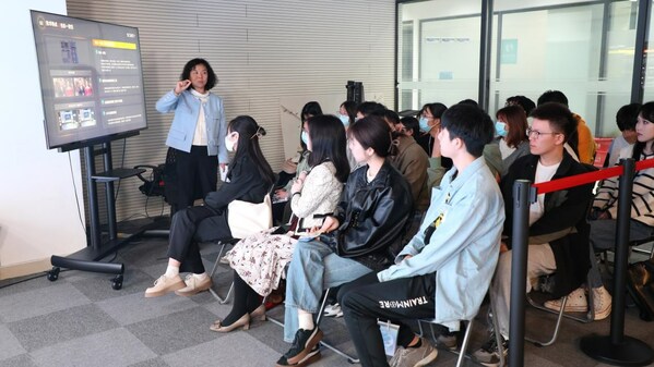 　　图为高校学生在索贝参加企业实践课程