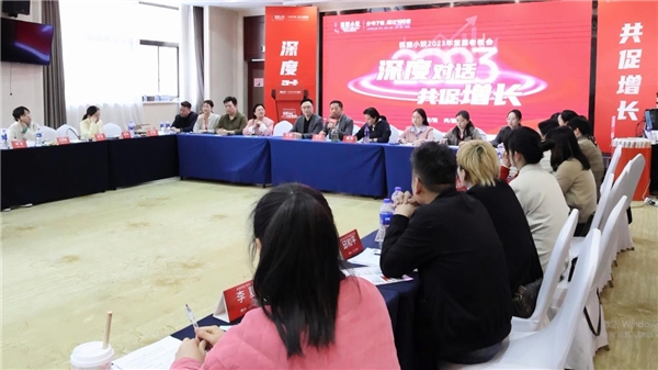 　　现场办公答疑解惑