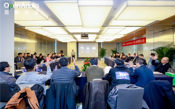 　　(图/现场全体理事单位投票通过3家单位正式成为社区理事)