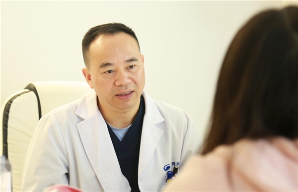 星辉眼科汪辉教授提醒:侧躺着玩手机会对眼睛造成伤害,要防患于未然