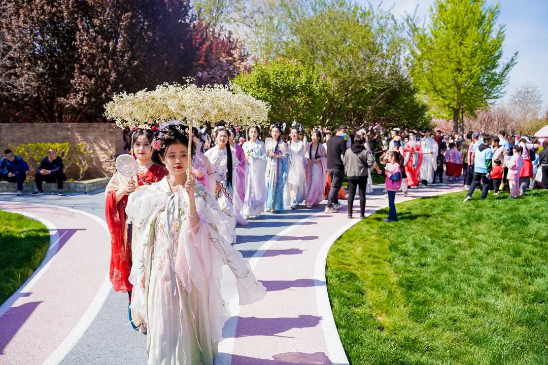 4月9日,石家庄市栾城区樱花公园内,演员正在进行古风巡游表演.