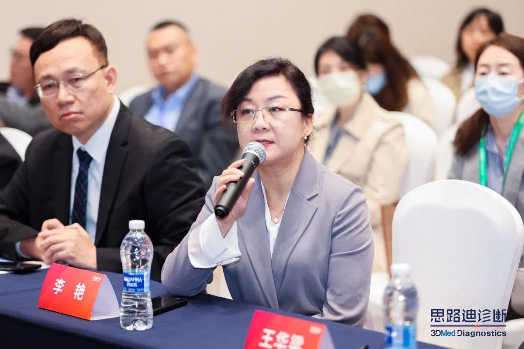 　　与会专家热烈讨论