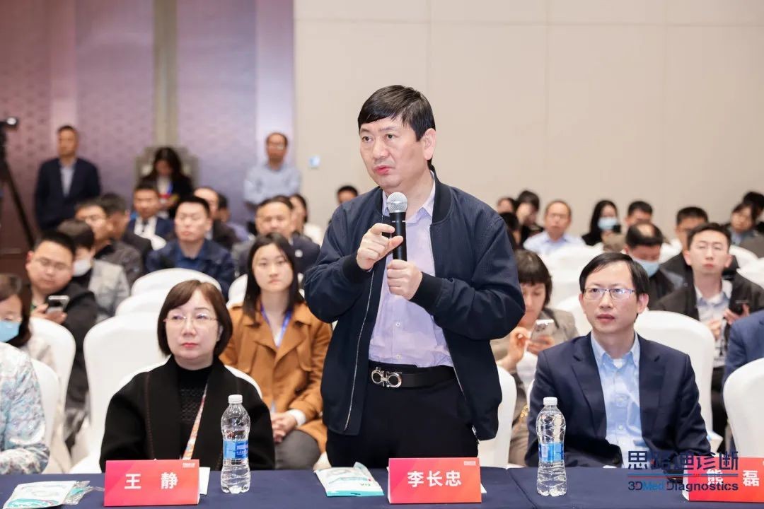 　　与会专家热烈讨论