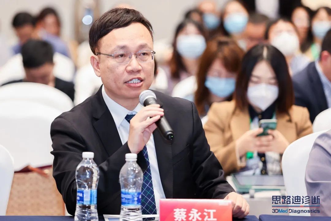 　　与会专家热烈讨论