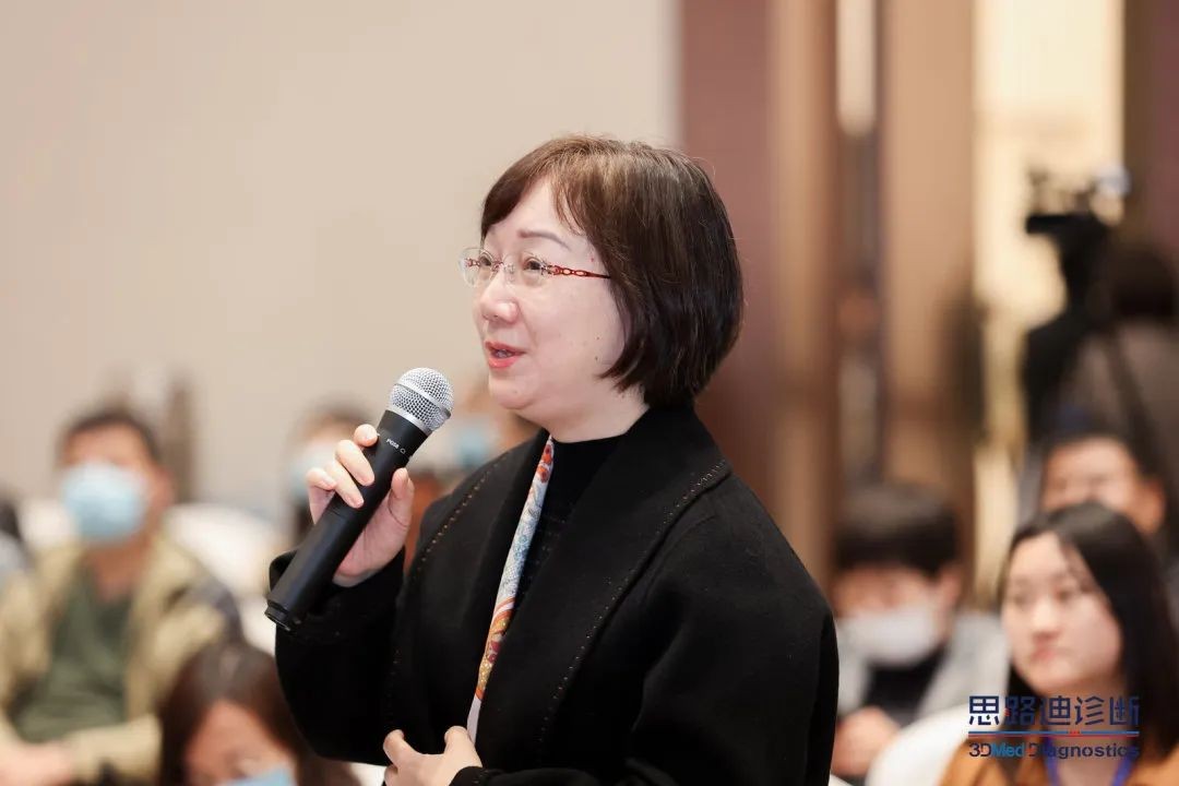 　　与会专家热烈讨论