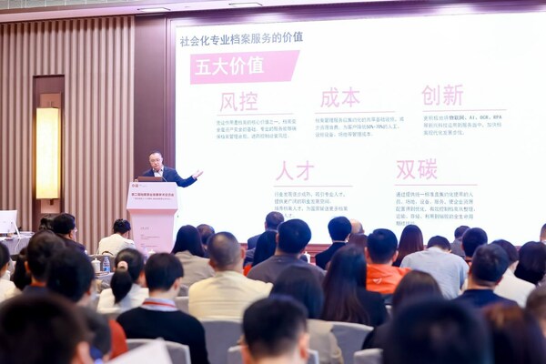 　　银雁科技服务集团总裁何军博士发言