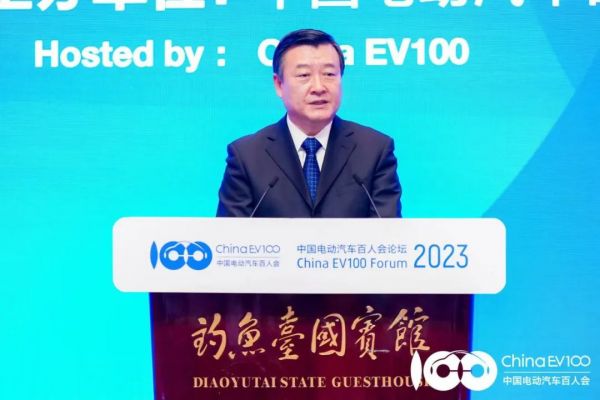 　　近日，“中国电动汽车百人会论坛2023”在北京举办，住建部部长倪虹发表演讲
