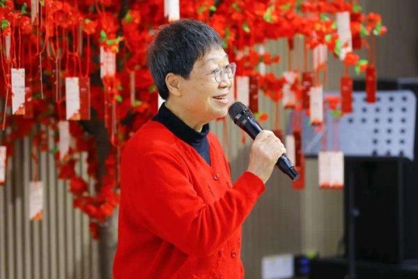 张阿姨参加家园活动所以说，老年人抱团在一起，会有一种感染力和共情力，这也是集中式居家养老相比传统养老方式的优势所在。