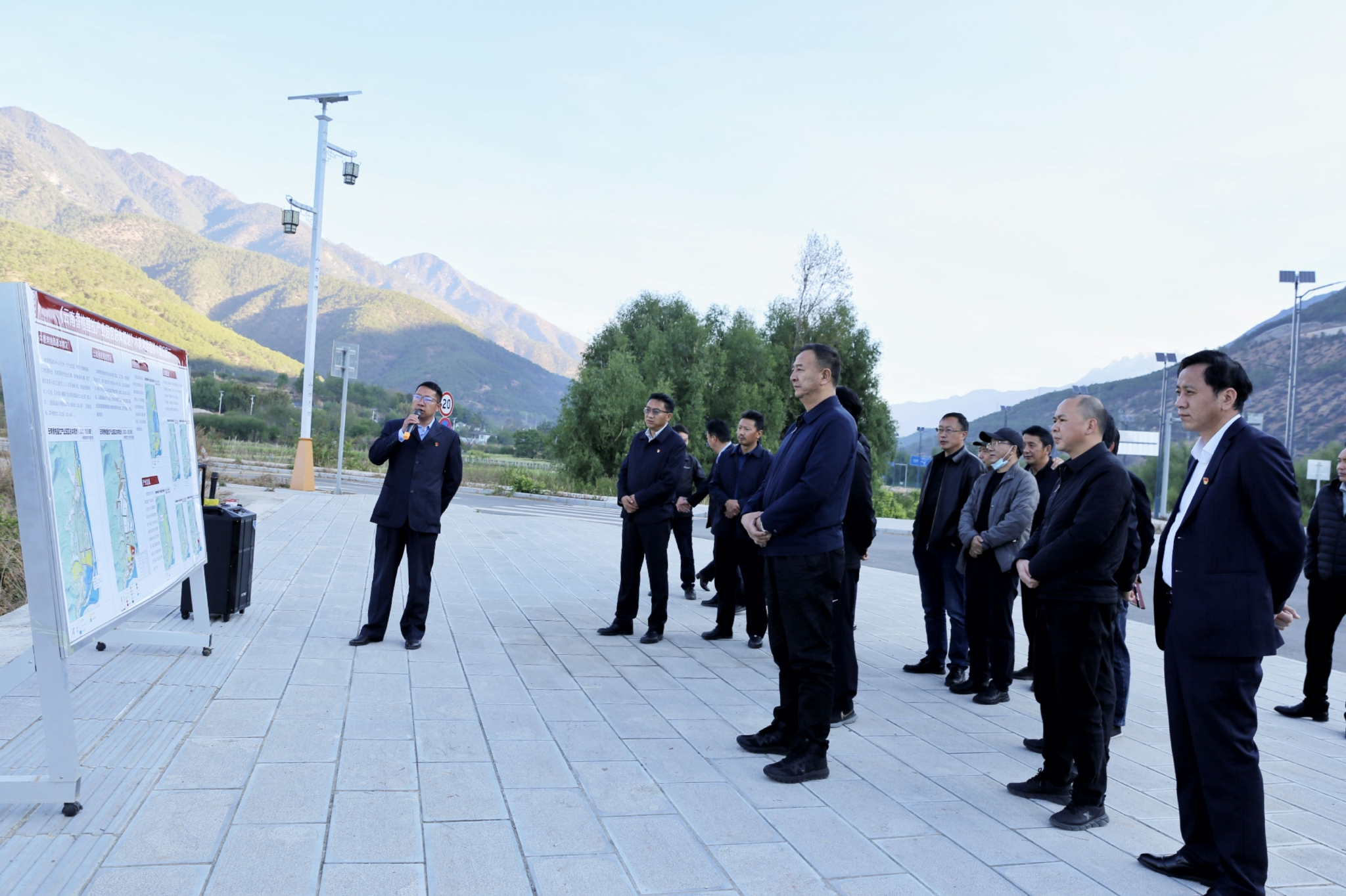 迪庆州政府召开迪庆香格里拉经济开发区现场办公会强调坚定信心迎难而