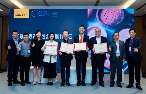 　　<嘉宾们与广州省化妆品科学技术研究会领导们合影留念>