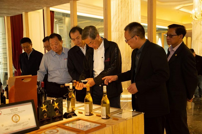 　　全国政协副主席梁振英一行视察美贺庄园