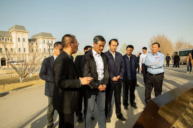 　　全国政协副主席梁振英一行视察美贺庄园