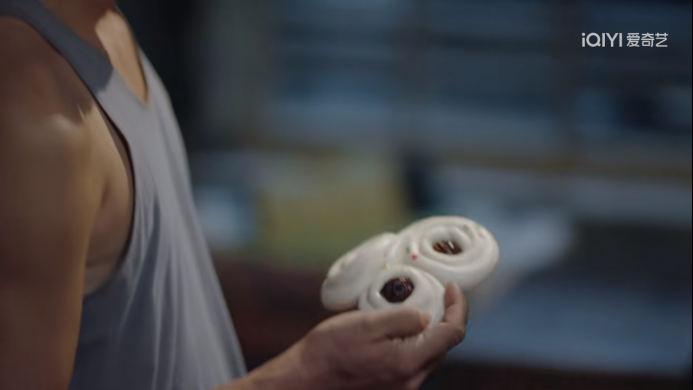 　　剧中巧珍送给高加林的枣花馍