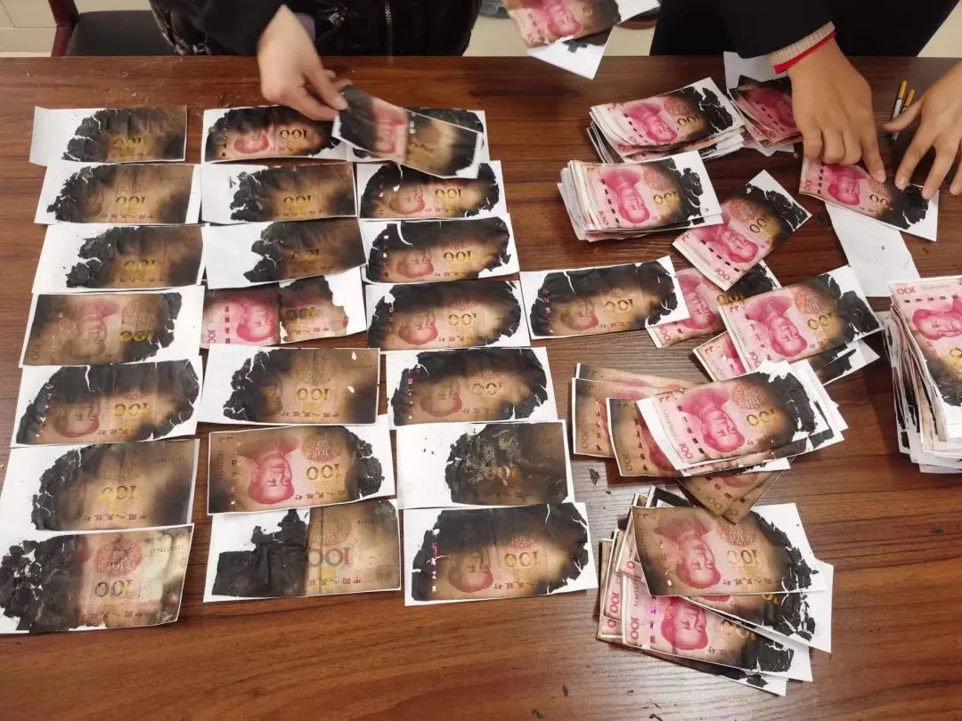 火灾后,部分钞票已被烧焦得难以辨认.陈贺/摄